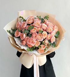 Букет "Поцелуй солнца" из пионовидных спрей роз и эвкалипта