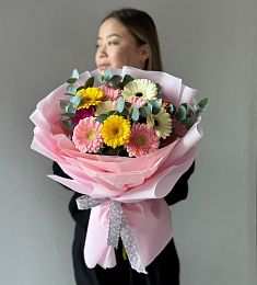 Букет "Enchanted Lullaby" из 11 гербер и эвкалипта