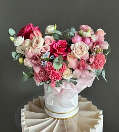 Композиция "Тиаранда" с твидией, гвоздикой, орхидеей и розами