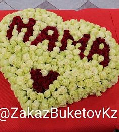 Букет из роз в форме сердца с надписью на выбор 