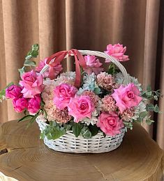Букет в корзине "Малиновый свет" из роз, гвоздик и хризантем