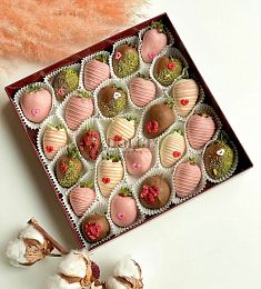 Клубничный бокс "Изюминка" клубника в белом, розовом и молочном шоколаде