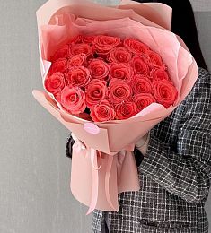 25 розовых роз в оформлении