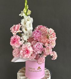 Композиция "Мадам" из гладиолуса, пионов, лизиантусов, хризантем и роз