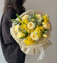 Букет "Lina" из роз, тюльпанов и мимозы