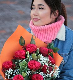 Букет "Страстное танго" из роз и гипсофилы