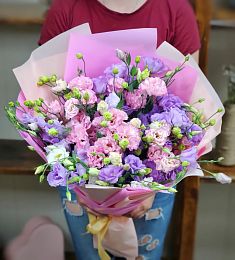 Букет из 19 фиолетовых и розовых лизиантусов
