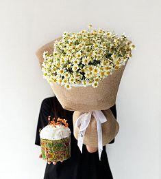 Сет "Святая Пасха" 1.0 букет кустовых ромашек и кулич