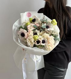 Букет "Celesta" из лизиантусов, вакса и анемон