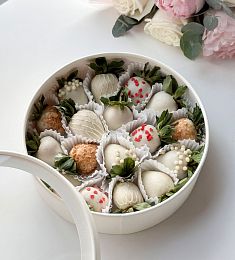 Клубничный бокс "Леди" клубника в белом шоколаде