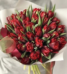 Букет из 35 пионовидных красных тюльпанов "Kiss"
