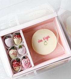 Клубничный бокс с бенто "Сладко". Клубника в шоколаде и тортик