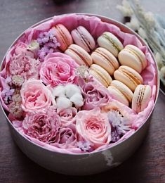 Букет "Рената" из цветов и макарун