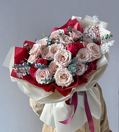 Букет "Marcella" из роз и эвкалипта