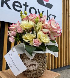 Композиция в кашпо "Эшли" с розами и лизиантусом