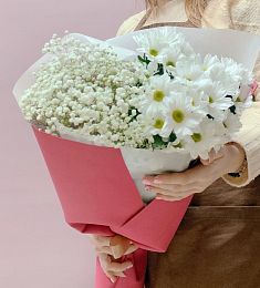 Букет "Риверан" из гипсофилы и хризантемы