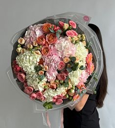 Букет "Вернисаж" из гортензии, спрей роз и эвкалипта