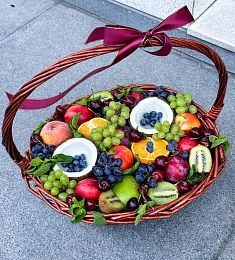 Корзина "Баунти" с виноградом, черешней, кокосом и экзотическими фруктами