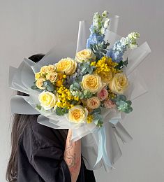 Букет "Amina" из гортензии, роз, фрезии, мимозы и дельфиниума