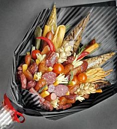 Съедобный букет с колбасой, сыром и сухариками