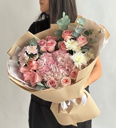 Букет "Luigi" из гортензии, роз и хризантем