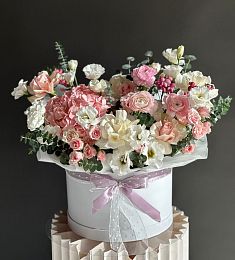 Композиция "Marigolded" из гортензии, лизиантусов, ранункулюсов и роз