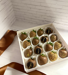 Клубничный бокс "Divine" клубника в молочном шоколаде