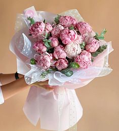 Букет "Нежное послание"  из пионов в оформлении