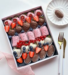 Фруктовый бокс "Семейный" клубника, бананы и финики в шоколаде с нарезкой из клубники