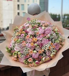 Букет "Венесса" с пионами, спрей розой, гипсофилой и лизиантусом