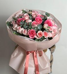 Букет "Магия роз" из пионов, роз и эвкалипта