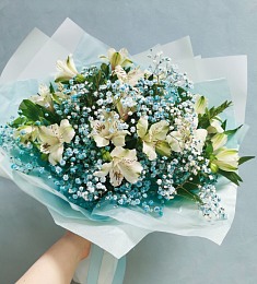 Букет "Яркий ритм" из альстромерий и гипсофил