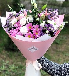 Букет "Alice" из хризантем, роз, лизиантуса и гвоздик 