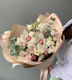 Композиция "Гвеневра" из лизиантуса и орхидей с эвкалиптом