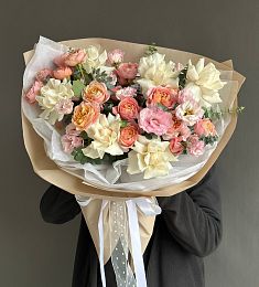 Композиция "Serenity" из роз, лизиантусов и эвкалипта