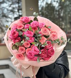 Композиция "Фиеста" из пионовидных спрей роз и эвкалипта