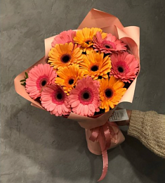 Букет из 11 розовых и оранжевых гербер