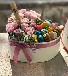 Коробка с французским печеньем и цветами в коробку