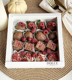 Клубничный бокс "Sugar"  клубника в молочном шоколаде с ягодами свежей малины