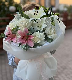 Букет "Лиловые грезы" из лилий, роз и эвкалипта