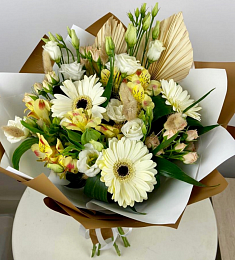 Композиция "Пудровая нежность" из альстромерий, лизиантусов и гербер