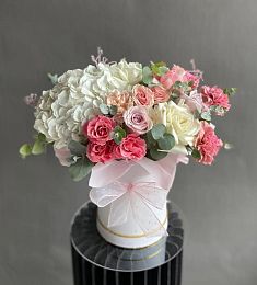 Композиция "Линдси"  с гортензией, спрей розой, хризантемой и гвоздикой