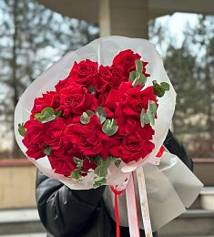 Букет "Красная фантазия" из красных роз и эвкалипта