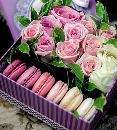 Букет "Элегия" из цветов и макарун