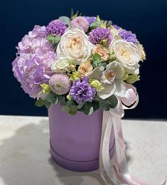 Композиция "Фиолетовые грезы" с гиацинтом, гортензией, хризантемой и розой в коробке