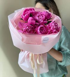 7 местных малиновых пионов