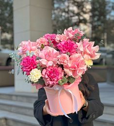 Букет "Розовый вихрь" из роз и гортензии