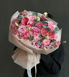 Композиция  "EmberFloral" из лизиантусов, амариллиса и эвкалипта