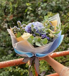 Композиция "Медисон" из гортензий и статицы