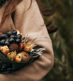 Съедобный букет "Виноградный пунш" с виноградом и физалисом